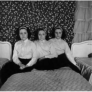 Diane Arbus: Triplets in their bedroom, N.J. 1963