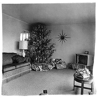 Diane Arbus: Xmas tree in a living room in Levittown, L.I. 1963